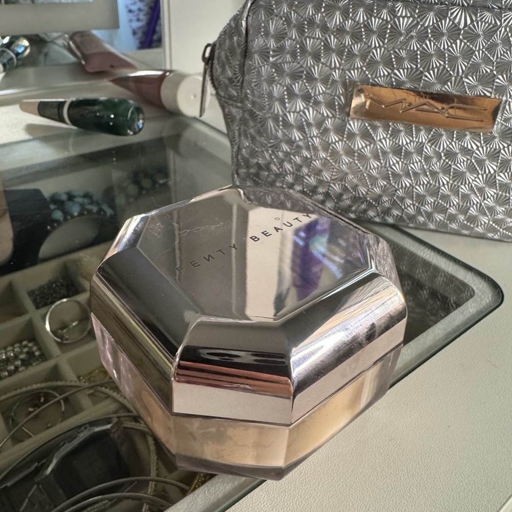 Fenty Beauty Blurring Setting Powder